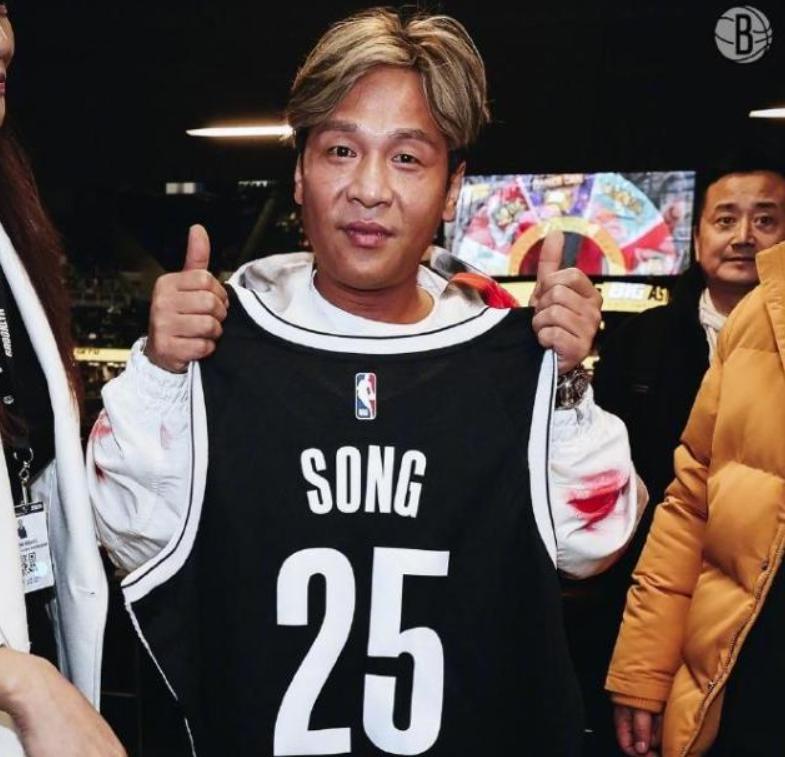 晋级下一阶段引爆全场！，JackeyLove意外战胜篮网赛场气氛高涨