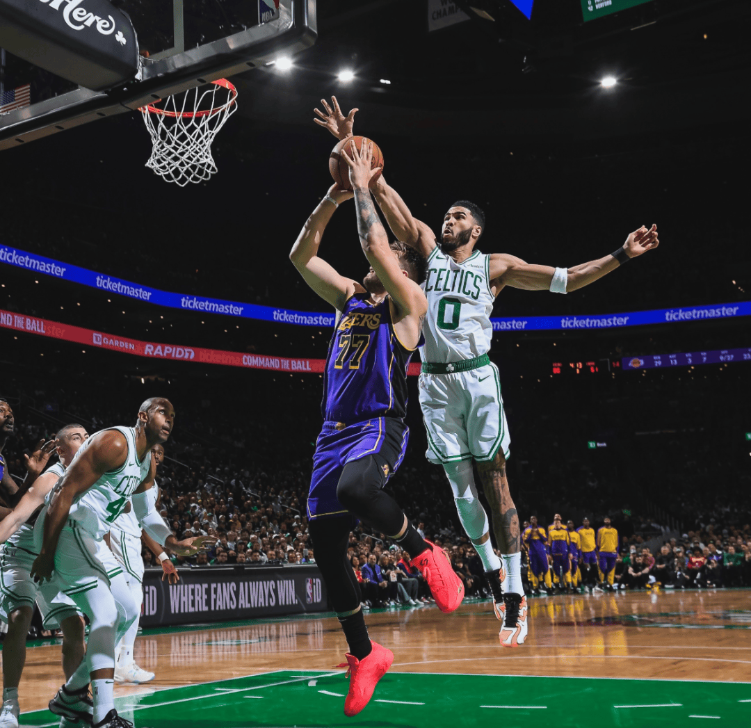 亚博-塔图姆新星持续失利表现突出，巴黎圣日耳曼前途光明！赛场气氛高涨-亚博